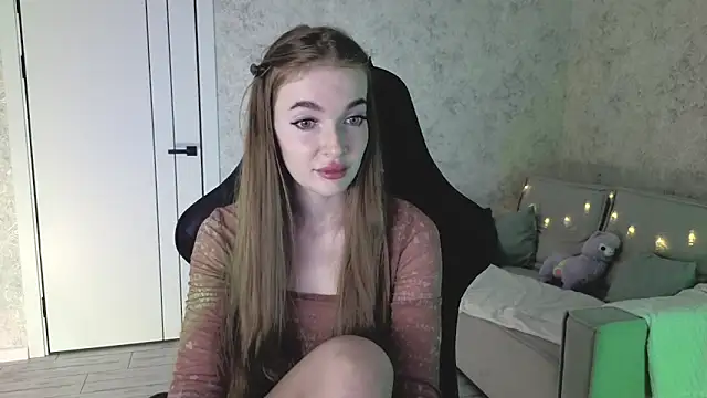 Snapshot of LissaCain chatting on May 17, 2026, 8:23 am LissaCain online show from May 17, 2026, 8:23 am