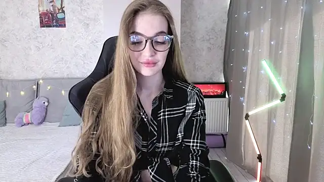 Snapshot of LissaCain chatting on May 28, 2026, 4:43 am LissaCain online show from May 28, 2026, 4:43 am
