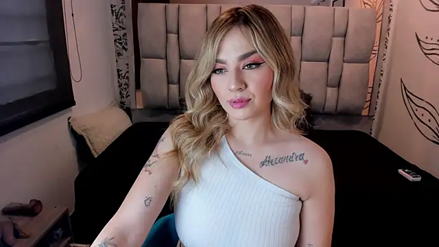 KataHot  online show from November 12, 2025, 8:19 pm