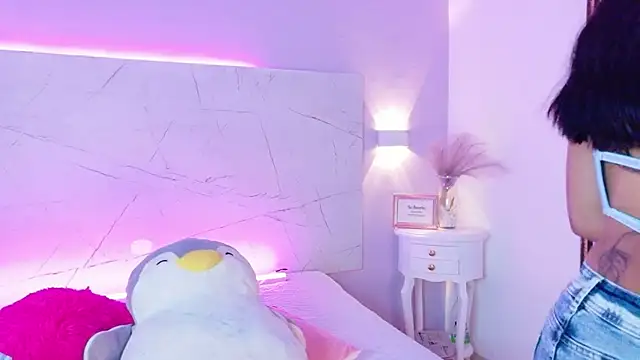 AbrilBrent online show from November 27, 2025, 7:49 pm