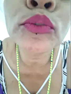 gatadeojosclaros online show from April 15, 2026, 3:13 am