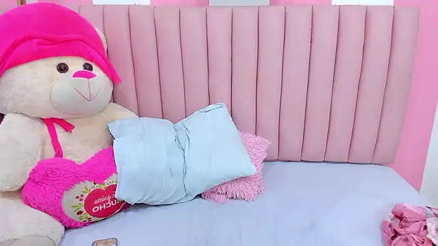 ISABELLA 020 online show from December 2, 2025, 1:17 pm