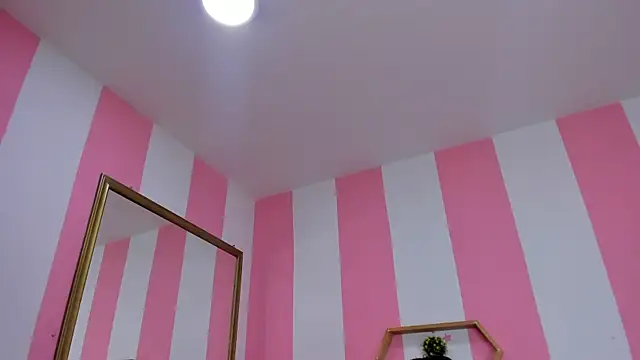 ISABELLA 020 online show from December 17, 2025, 1:06 pm