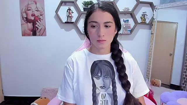 SharonSander online show from April 19, 2026, 12:43 am