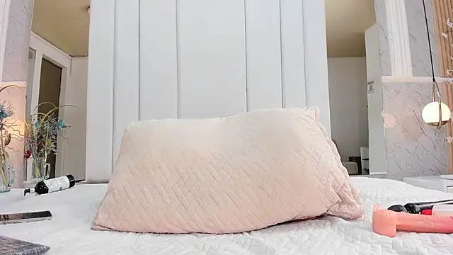 LiaObrien online show from February 24, 2025, 11:30 pm