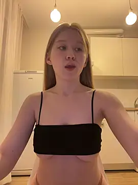 Snapshot of Eva_Weyne chatting on July 5, 2026, 9:33 pm Eva Weyne online show from July 5, 2026, 9:33 pm
