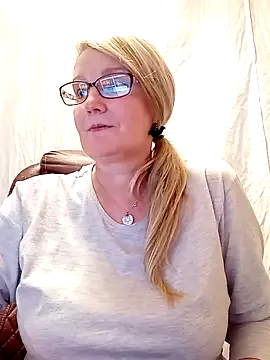 irinamaux online show from February 13, 2025, 2:09 pm