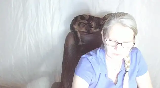 irinamaux online show from February 25, 2025, 5:58 pm