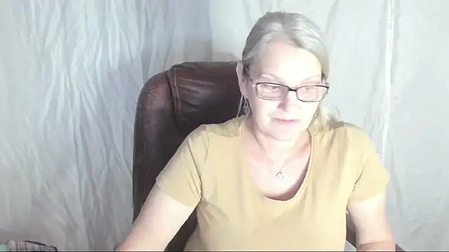 irinamaux online show from March 6, 2025, 7:47 am