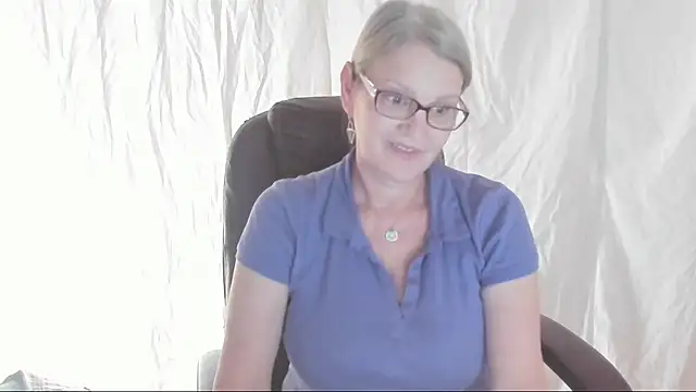 irinamaux online show from March 8, 2025, 7:49 am