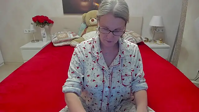 irinamaux online show from March 13, 2025, 6:56 pm