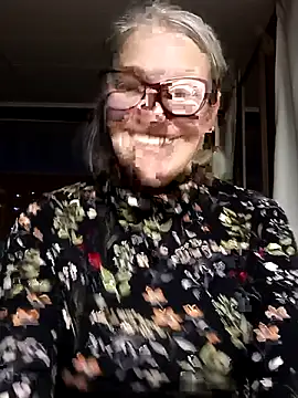 irinamaux online show from September 28, 2025, 5:29 pm