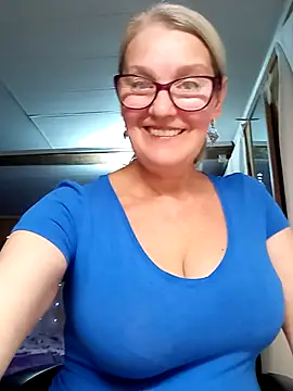 irinamaux online show from October 9, 2025, 4:16 pm