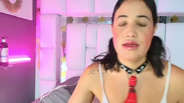 emily madrid online show from November 15, 2025, 5:27 am