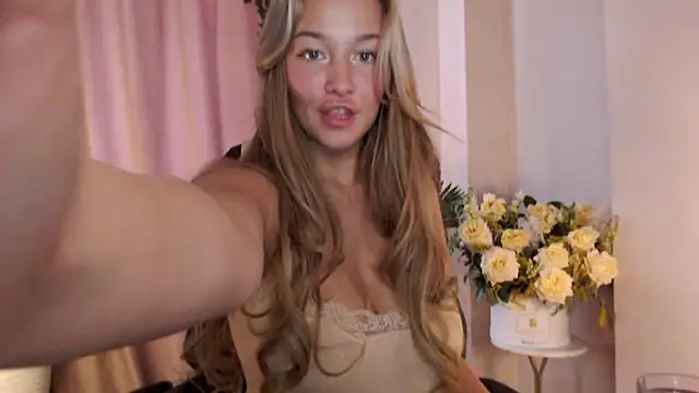 Snapshot of Milk_Bunny chatting on February 12, 2025, 8:06 am Milk Bunny online show from February 12, 2025, 8:06 am