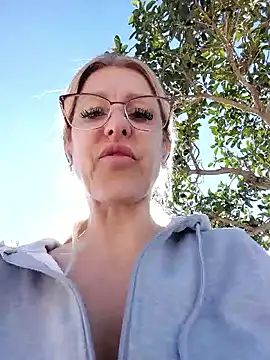 Snapshot of blondyruby chatting on February 23, 2026, 10:34 am blondyruby online show from February 23, 2026, 10:34 am