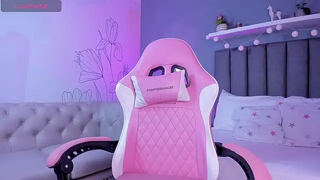 atenea jones online show from December 15, 2025, 7:29 pm