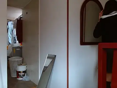 Laura martin  online show from February 25, 2025, 5:04 pm