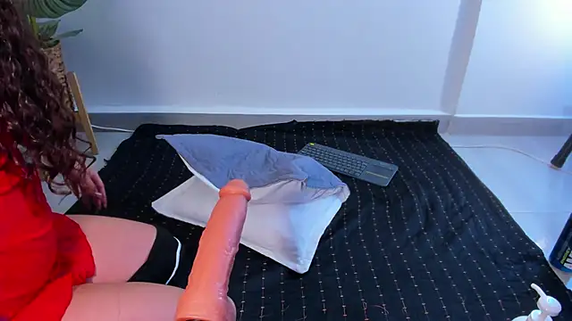 Snapshot of Isa__Blanc chatting on January 10, 2025, 5:58 am Isa Blanc online show from January 10, 2025, 5:58 am