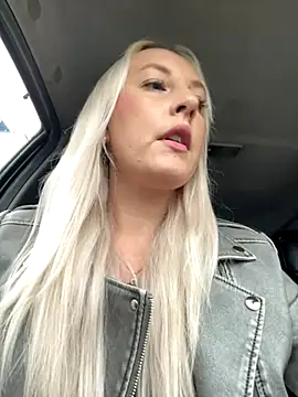 Snapshot of MerlinDave chatting on September 28, 2025, 1:44 am MerlinDave online show from September 28, 2025, 1:44 am