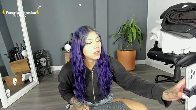 Snapshot of Raven_Witch_ chatting on June 19, 2026, 5:50 pm Raven Witch online show from June 19, 2026, 5:50 pm