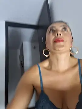 lauramcdowell1 online show from December 4, 2024, 12:30 am