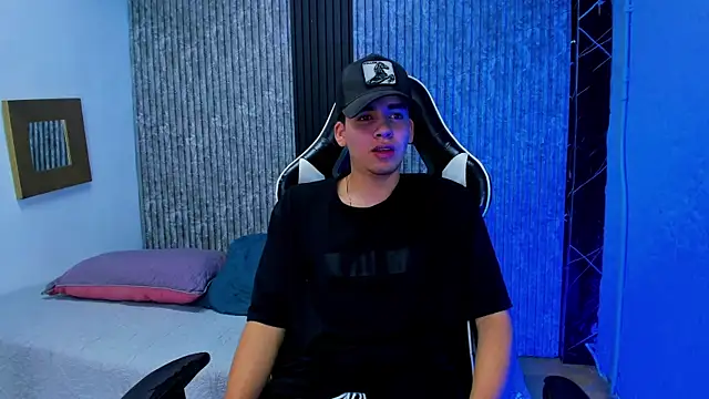 Mike 0233  online show from December 18, 2025, 4:40 am