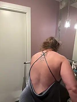 GingerSnap33 online show from December 15, 2024, 6:04 pm