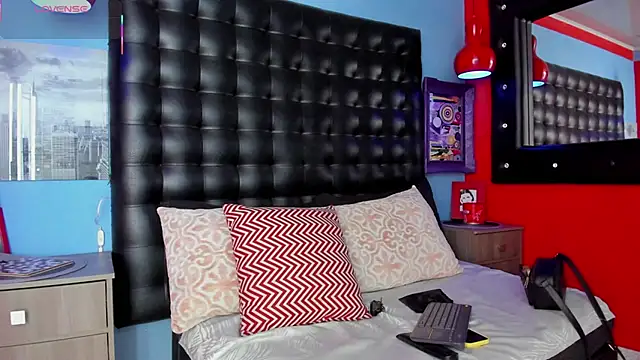 CloeRodriguez online show from November 14, 2025, 9:24 pm