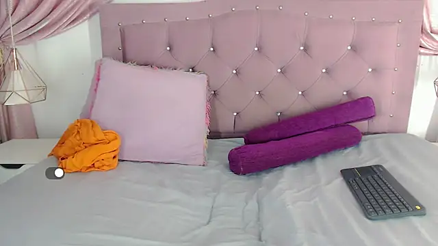 SexyJuliii21 online show from December 29, 2024, 3:33 am