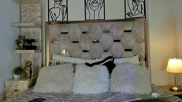 SexyJuliii21 online show from October 13, 2025, 8:42 pm