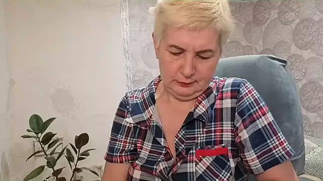 NicoleOlla online show from November 5, 2025, 2:55 am