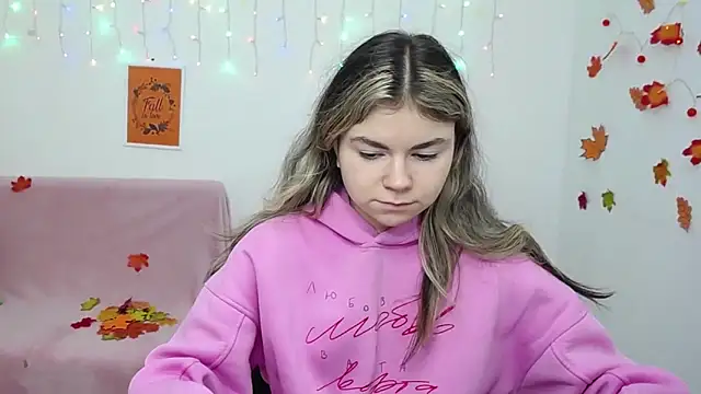 TinaRedly online show from December 3, 2025, 6:39 pm