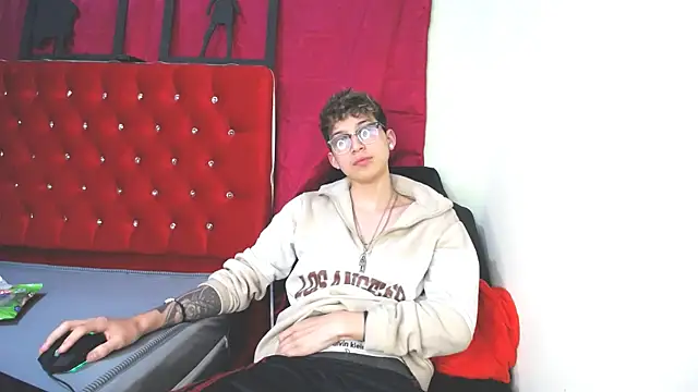  Thomas hot  online show from February 11, 2025, 6:44 pm