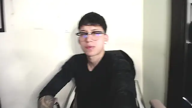  Thomas hot  online show from November 26, 2025, 4:13 am