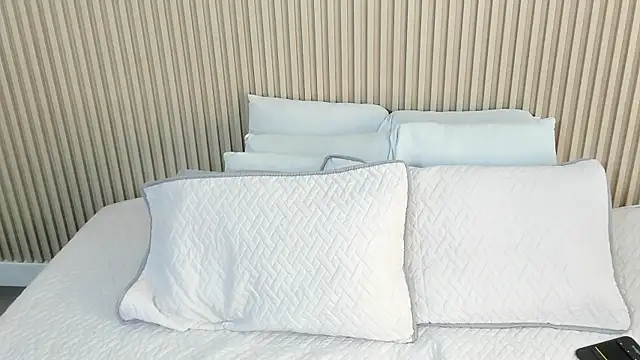 charlottebrowns  online show from December 16, 2025, 1:05 pm