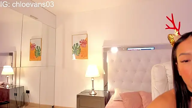 Chloe evans   online show from December 18, 2025, 11:27 am