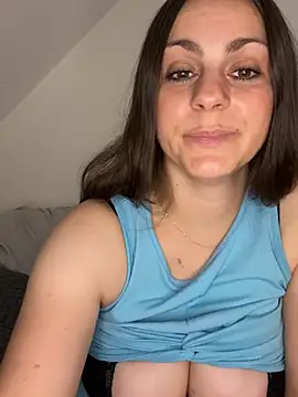 Snapshot of Loella-Rose chatting on July 19, 2026, 1:53 am Loella-Rose online show from July 19, 2026, 1:53 am