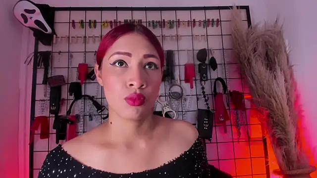 charrlotte quinn online show from November 11, 2025, 3:01 pm