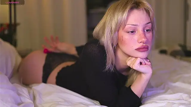 BabeHolly online show from October 28, 2025, 1:20 am