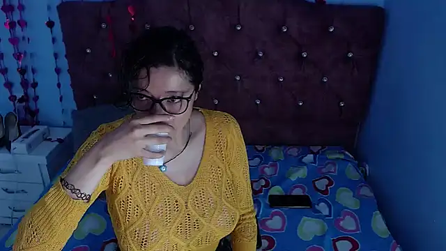 lunazulsj online show from February 11, 2025, 1:20 pm