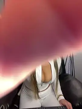  laura 02 online show from December 17, 2024, 4:32 pm