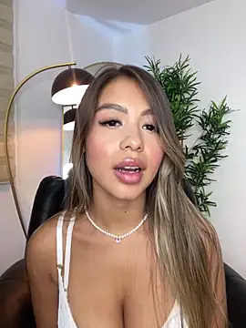  laura 02 online show from March 5, 2025, 10:10 pm