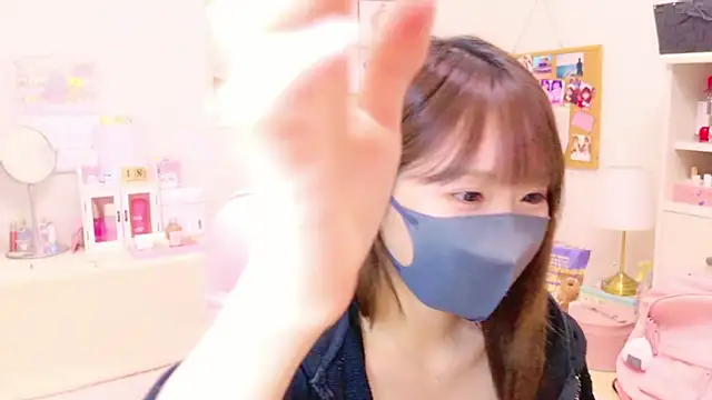 Yui-Ch online show from December 18, 2024, 1:45 pm