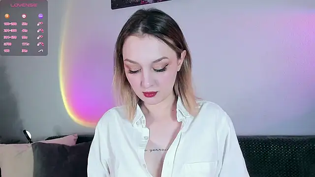 CrystalRey online show from December 18, 2025, 1:39 pm