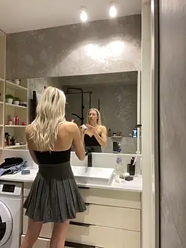 LuisaBecker online show from December 8, 2024, 9:13 am