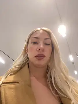 LuisaBecker online show from December 8, 2024, 1:58 pm