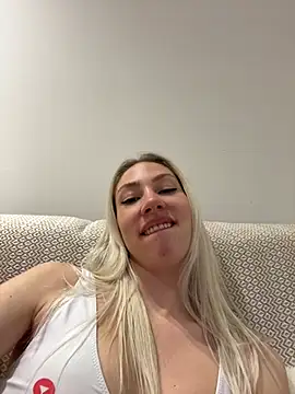 LuisaBecker online show from February 28, 2025, 9:12 pm