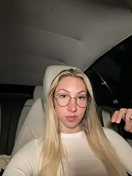 LuisaBecker online show from October 16, 2025, 5:25 pm