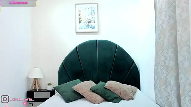  AlejaCruz  online show from February 9, 2026, 5:28 pm